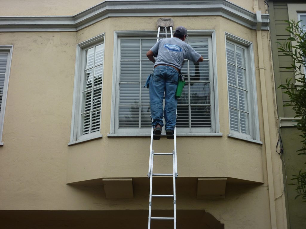 professional-window-washer